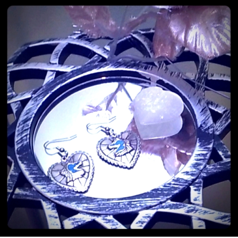 Heart-shaped horse emblem earrings